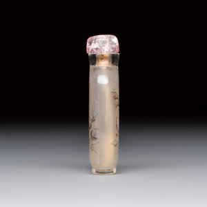 A Chinese inside-painted snuff bottle on wooden stand with figural and insect design, signed Ma Shaoxuan 馬少宣, 20th C. — photo 5