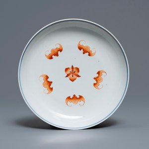 A Chinese iron red and blue and white 'bats and peaches' plate, 19th C. — 照片 1
