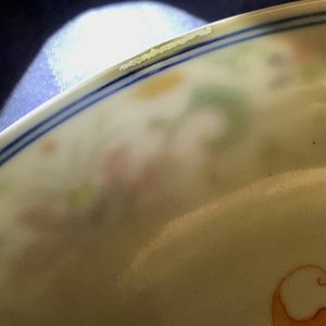 A Chinese iron red and blue and white 'bats and peaches' plate, 19th C. — 照片 4