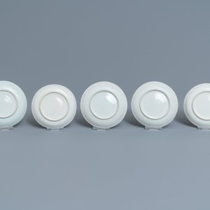 A Chinese iron-red and gilt 30-piece tea service with a butterfly, Qianlong — photo 12