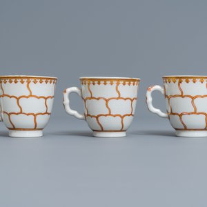 A Chinese iron-red and gilt 30-piece tea service with a butterfly, Qianlong — photo 6