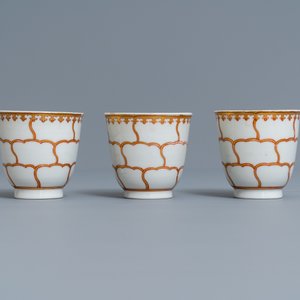 A Chinese iron-red and gilt 30-piece tea service with a butterfly, Qianlong — photo 8