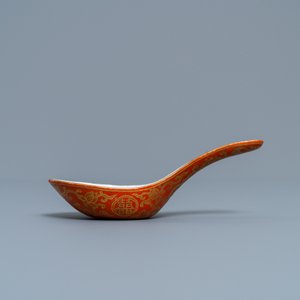 A Chinese iron red and gilt 'bats and Shou' spoon, Jiaqing mark and of the period — photo 3