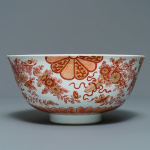 A Chinese iron-red and gilt bowl with floral design, Kangxi — 照片 2