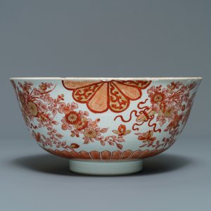 A Chinese iron-red and gilt bowl with floral design, Kangxi — 照片 3