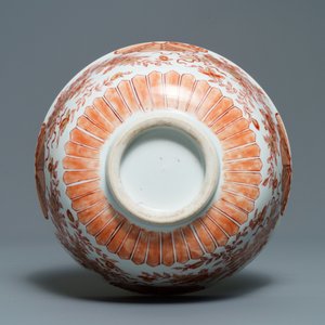 A Chinese iron-red and gilt bowl with floral design, Kangxi — 照片 7