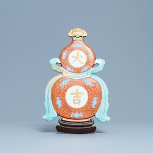 A Chinese iron red and gilt 'Daji' gourd-shaped plaque, 19th C. — 照片 1