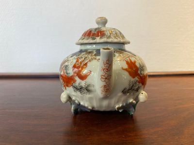 A Chinese iron-red and gilt-decorated 'carps' teapot and cover, Yongzheng — photo 2