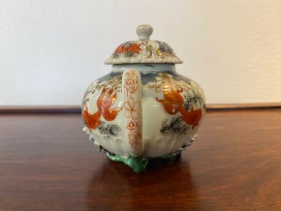 A Chinese iron-red and gilt-decorated 'carps' teapot and cover, Yongzheng — photo 4