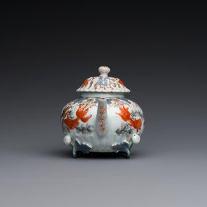A Chinese iron-red and gilt-decorated 'carps' teapot and cover, Yongzheng — photo 5