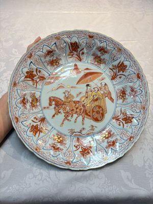 A Chinese iron-red and gilt-decorated dish with a courtly carriage scene, Kangxi — photo 1