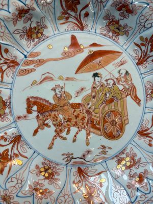 A Chinese iron-red and gilt-decorated dish with a courtly carriage scene, Kangxi — photo 2