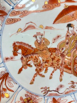 A Chinese iron-red and gilt-decorated dish with a courtly carriage scene, Kangxi — photo 3