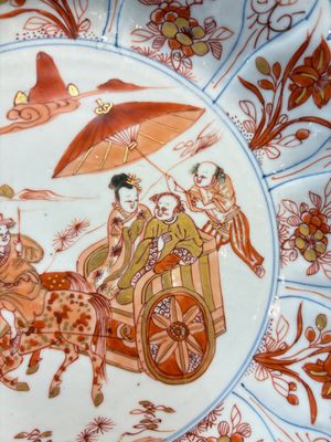 A Chinese iron-red and gilt-decorated dish with a courtly carriage scene, Kangxi — photo 4