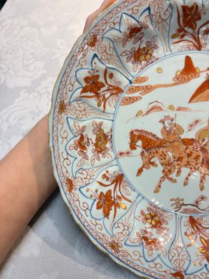A Chinese iron-red and gilt-decorated dish with a courtly carriage scene, Kangxi — photo 5