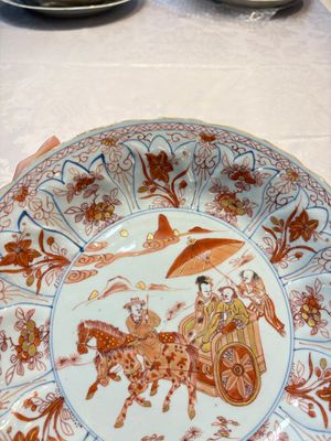 A Chinese iron-red and gilt-decorated dish with a courtly carriage scene, Kangxi — photo 6