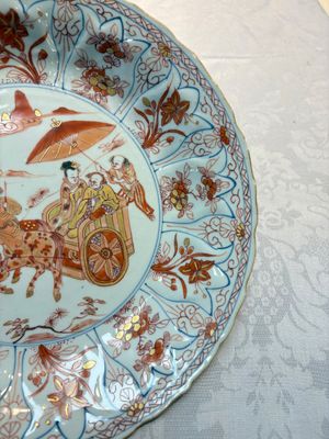 A Chinese iron-red and gilt-decorated dish with a courtly carriage scene, Kangxi — photo 7