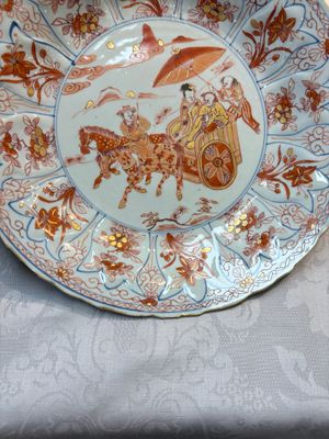 A Chinese iron-red and gilt-decorated dish with a courtly carriage scene, Kangxi — photo 8