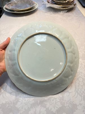 A Chinese iron-red and gilt-decorated dish with a courtly carriage scene, Kangxi — photo 9