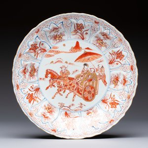 A Chinese iron-red and gilt-decorated dish with a courtly carriage scene, Kangxi — photo 1