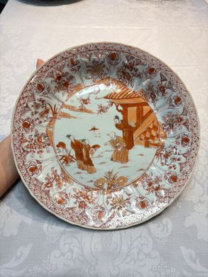 A Chinese iron-red and gilt-decorated dish with a garden scene, Kangxi — photo 1
