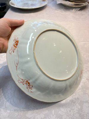 A Chinese iron-red and gilt-decorated dish with a garden scene, Kangxi — photo 11