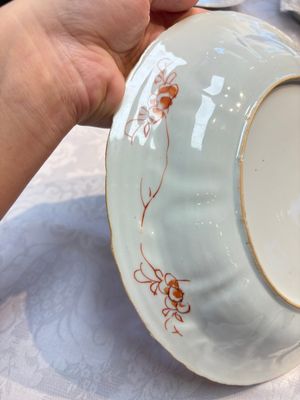 A Chinese iron-red and gilt-decorated dish with a garden scene, Kangxi — photo 12