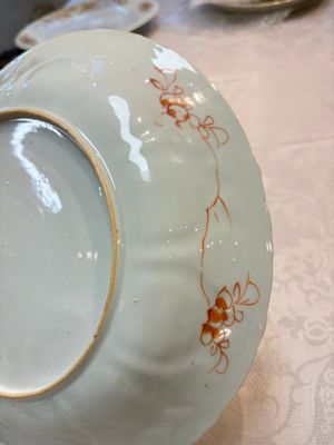A Chinese iron-red and gilt-decorated dish with a garden scene, Kangxi — photo 13
