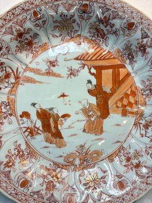 A Chinese iron-red and gilt-decorated dish with a garden scene, Kangxi — photo 2