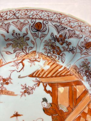 A Chinese iron-red and gilt-decorated dish with a garden scene, Kangxi — photo 3