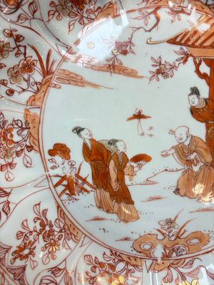 A Chinese iron-red and gilt-decorated dish with a garden scene, Kangxi — photo 4