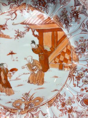 A Chinese iron-red and gilt-decorated dish with a garden scene, Kangxi — photo 5