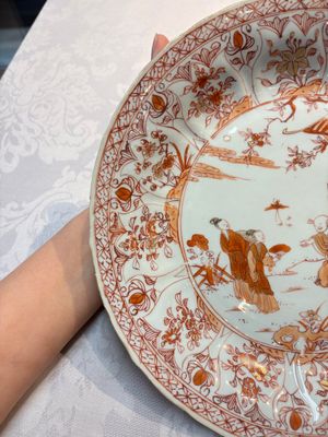A Chinese iron-red and gilt-decorated dish with a garden scene, Kangxi — photo 6