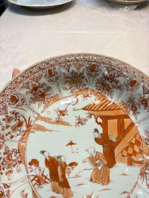 A Chinese iron-red and gilt-decorated dish with a garden scene, Kangxi — photo 7
