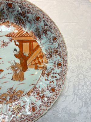A Chinese iron-red and gilt-decorated dish with a garden scene, Kangxi — photo 8