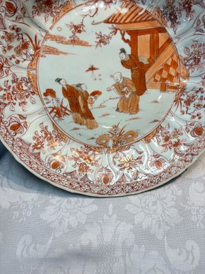 A Chinese iron-red and gilt-decorated dish with a garden scene, Kangxi — photo 9