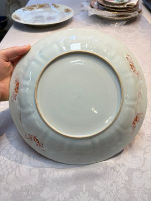 A Chinese iron-red and gilt-decorated dish with a garden scene, Kangxi — photo 10