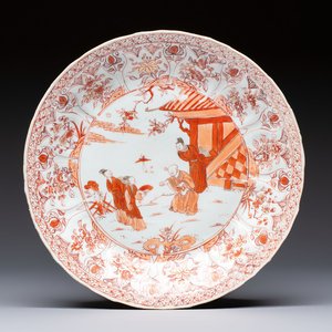 A Chinese iron-red and gilt-decorated dish with a garden scene, Kangxi — photo 1