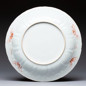 A Chinese iron-red and gilt-decorated dish with a garden scene, Kangxi — photo 2