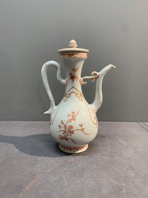 A Chinese iron-red and gilt-decorated ewer with floral design, Kangxi — foto 3