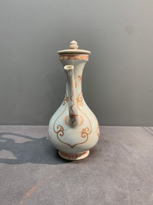 A Chinese iron-red and gilt-decorated ewer with floral design, Kangxi — foto 4