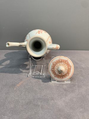 A Chinese iron-red and gilt-decorated ewer with floral design, Kangxi — foto 5
