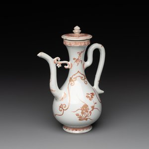 A Chinese iron-red and gilt-decorated ewer with floral design, Kangxi — foto 1