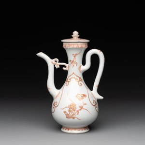 A Chinese iron-red and gilt-decorated ewer with floral design, Kangxi — foto 2