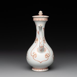 A Chinese iron-red and gilt-decorated ewer with floral design, Kangxi — foto 3