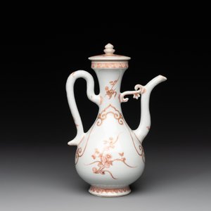A Chinese iron-red and gilt-decorated ewer with floral design, Kangxi — foto 4
