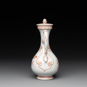 A Chinese iron-red and gilt-decorated ewer with floral design, Kangxi — foto 5