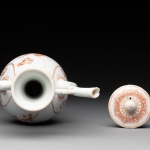 A Chinese iron-red and gilt-decorated ewer with floral design, Kangxi — foto 6