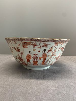 A Chinese iron-red and gilt-decorated 'ladies in a garden' bowl, Kangxi — photo 1