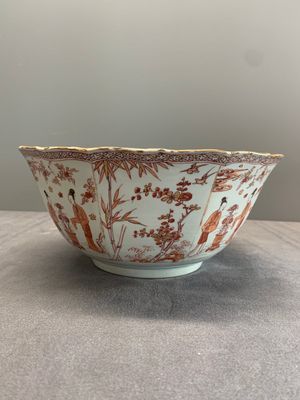 A Chinese iron-red and gilt-decorated 'ladies in a garden' bowl, Kangxi — photo 2
